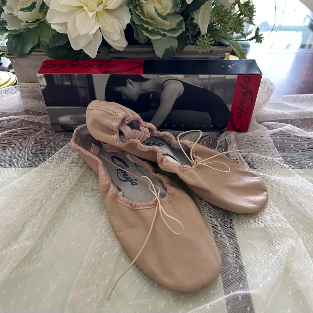 LAST DAY🎉CAPEZIO SPLIT SOLE LEATHER BALLET 🩰 SLIPPERS 9.5 M EUC FINAL NO OFFERS